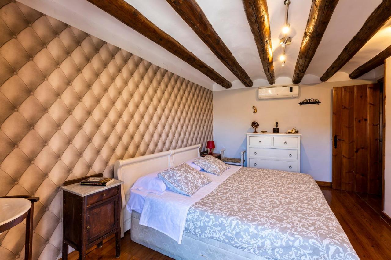 Apartamentos Vino Tinto Y Restaurante Tomate Rosa Adahuesca Εξωτερικό φωτογραφία