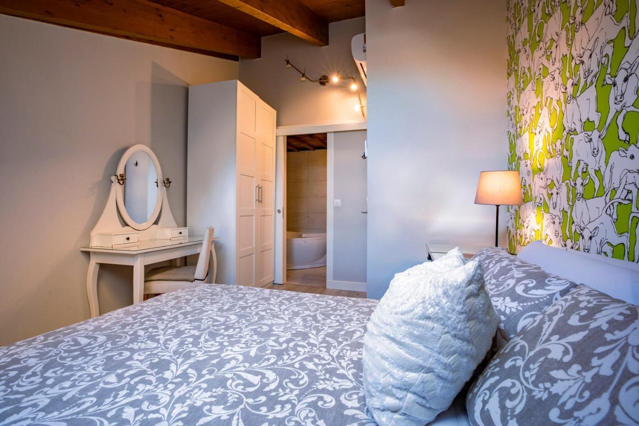 Apartamentos Vino Tinto Y Restaurante Tomate Rosa Adahuesca Εξωτερικό φωτογραφία
