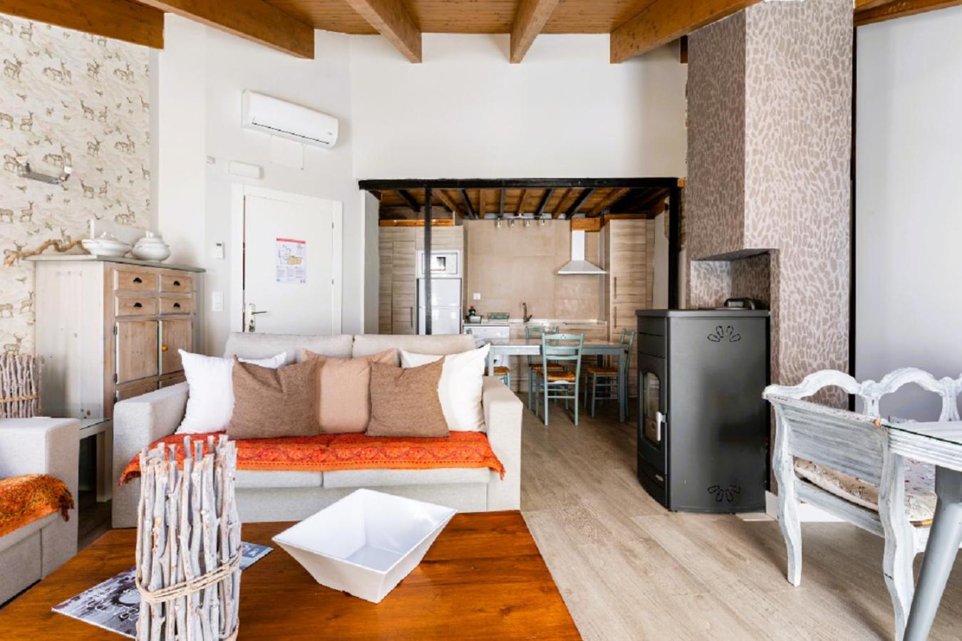 Apartamentos Vino Tinto Y Restaurante Tomate Rosa Adahuesca Εξωτερικό φωτογραφία