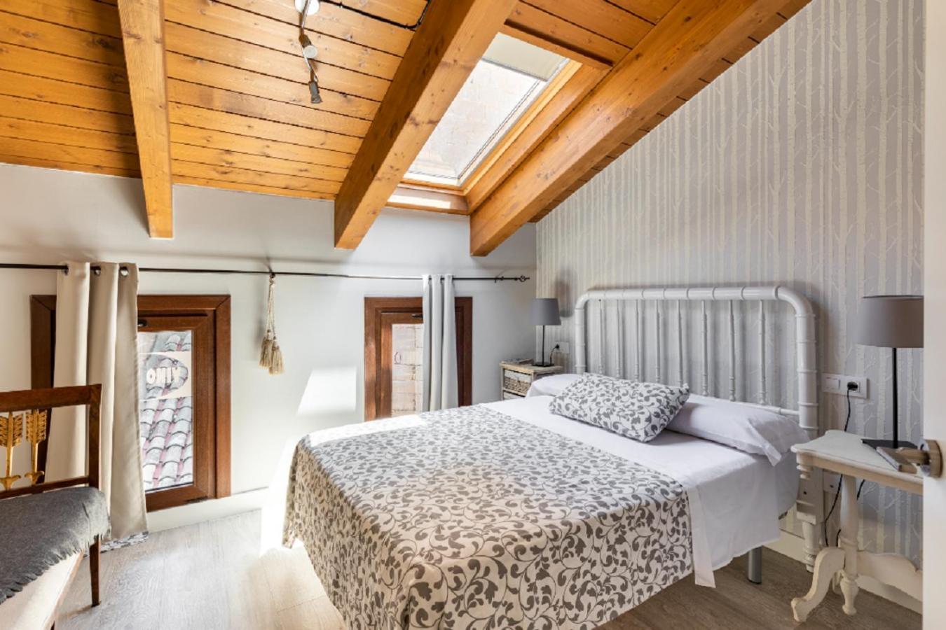 Apartamentos Vino Tinto Y Restaurante Tomate Rosa Adahuesca Εξωτερικό φωτογραφία